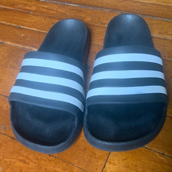 Men’s Adidas slides size 8 Black - Picture 2 of 9